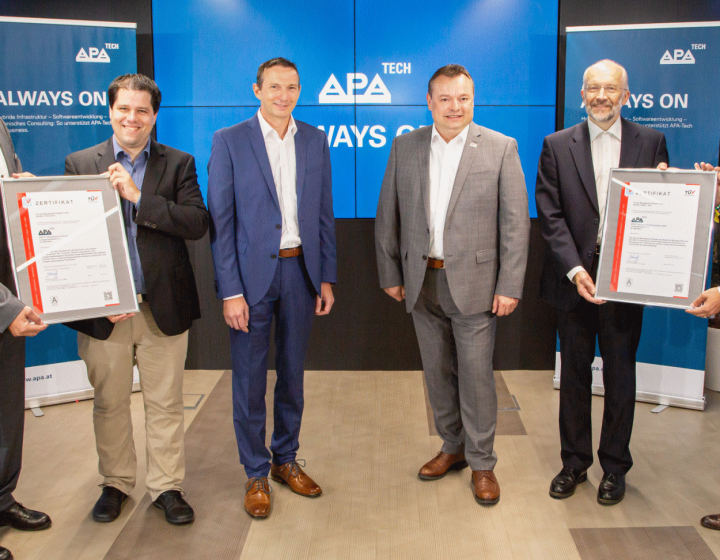 Die APA-IT erhielt am 5. 8. 2021 von TÜV Austria die offiziellen Zertifikate für Service-Management und IT-Sicherheit überreicht. V.l.: Günter Kahr (Lead Auditor, TÜV Austria Cert), Lukas Plattner (APA-IT), Gerald Innerwinkler (Geschäftsführer APA-IT), Klaus Mlekus (Leitung Vertrieb, TÜV Austria Cert), Christian Focke (Lead Auditor, TÜV Austria Cert), Gerald Steiner (APA-IT) Fotograf: Krisztian Juhasz Fotocredit: APA/APA-Fotoservice/Juhasz