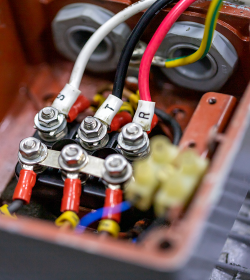 elektrische Kabel, die mit dem Anschluss des Motors in Cover Box der Induktionsmotorpumpe, Motor Terminal Box (C) Shutterstock, Ton Stocker
