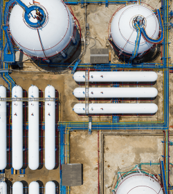 Weißtank Gas in der Station LPG Gas, LNG oder LPG Verteilstation, Öl-und Gas Brennstoff-Industrie. (C) Shutterstock, Avigator Fortuner