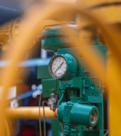 Auf Gaskompressorsystem installierte Wählanzeige (C) Shutterstock, Herdik Herlambang