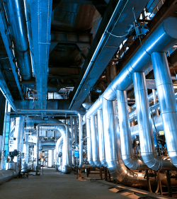 Industriezone, Stahlrohrleitungen und -ventile (C) Shutterstock, nostali6ie