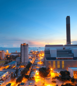 Zement-Kraftwerk und Kraftwerk bei Sonnenuntergang (C) Shuttertstock, cozyta