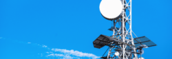 Telekommunikationsturm mit Fernseher (TV), Satellit, Rundfunk und 5G-Antennen mit blauem Himmel für Kopienraum. Probleme der elektromagnetischen Strahlung und Krebs elektromagnetischer Wellen mit 5G. (C) Shutterstock, Pol Sole
