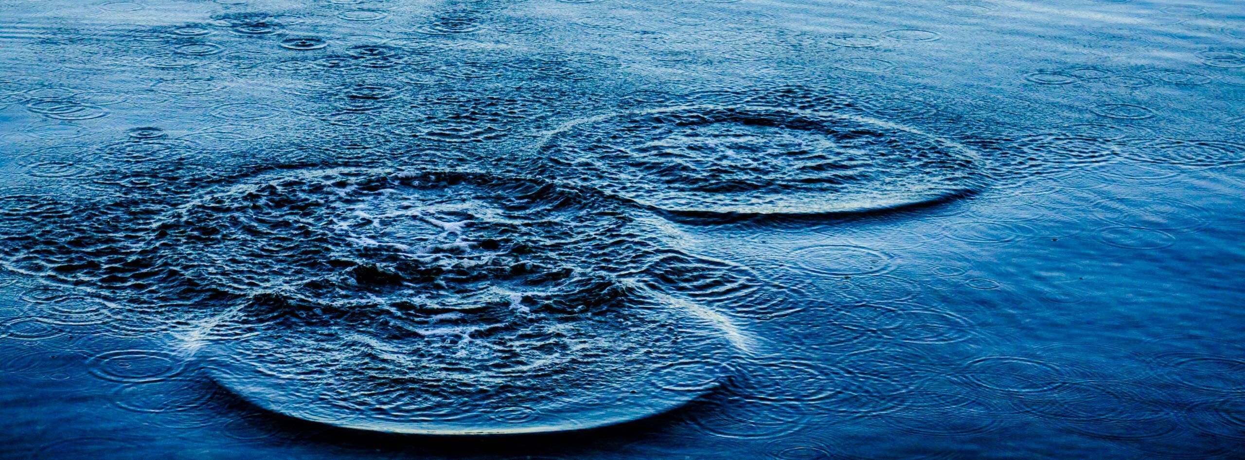 541x200_Oberflaechenentwaesserung_Akin-Ozcan_shutterstock_1104799484-scaled.jpg